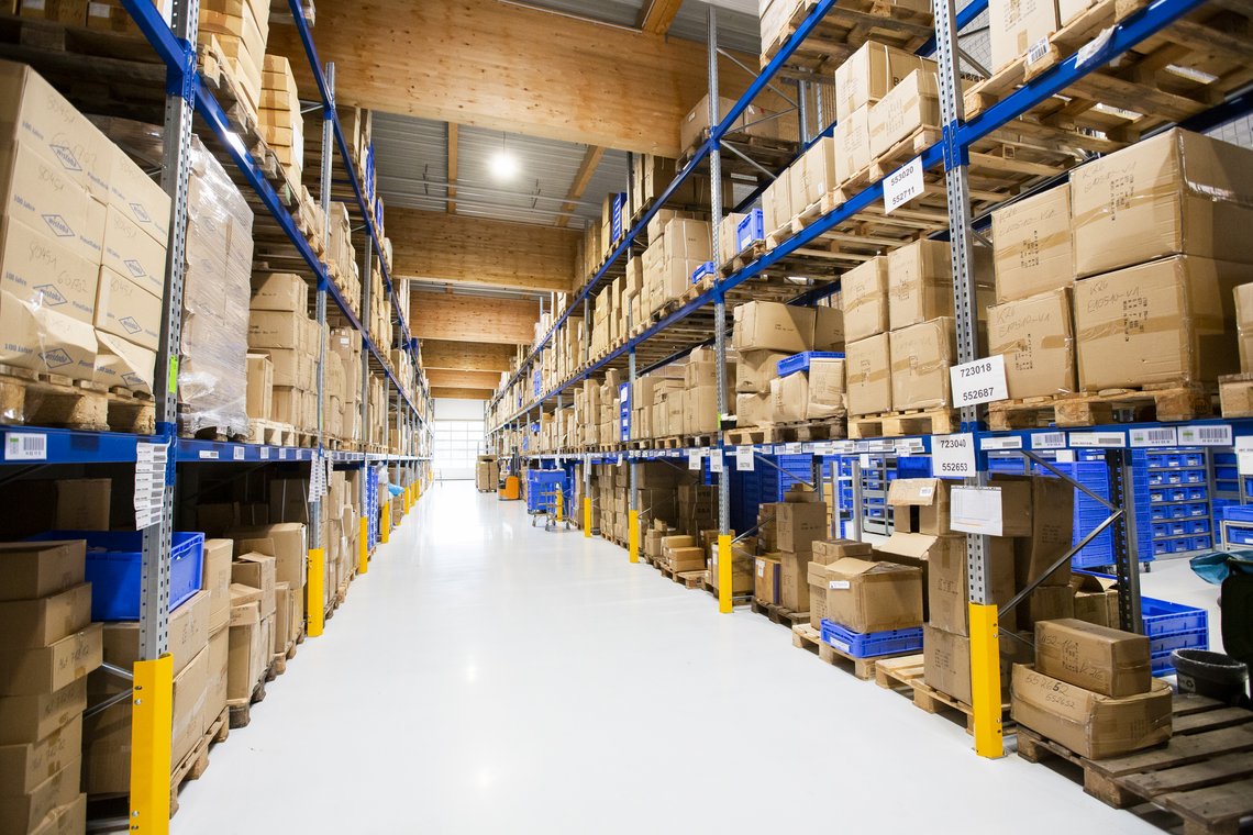 The high rack storage area of Zahn Pinsel GmbH