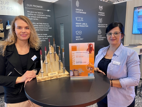 Produktmanagerinnen Saskia Sieber und Diana Springer mit dem Gewinnerpinsel TRIGON