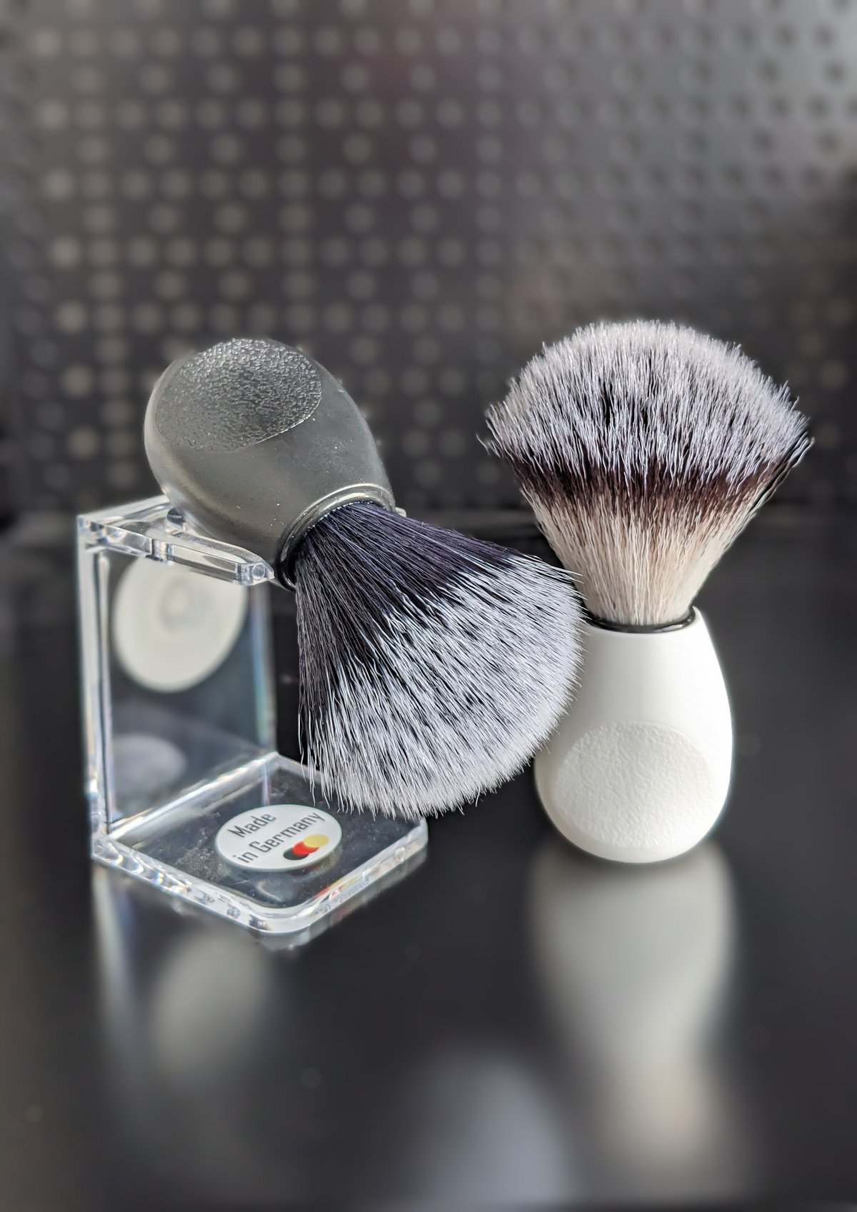 Shaving brush trends 2024: Black & White